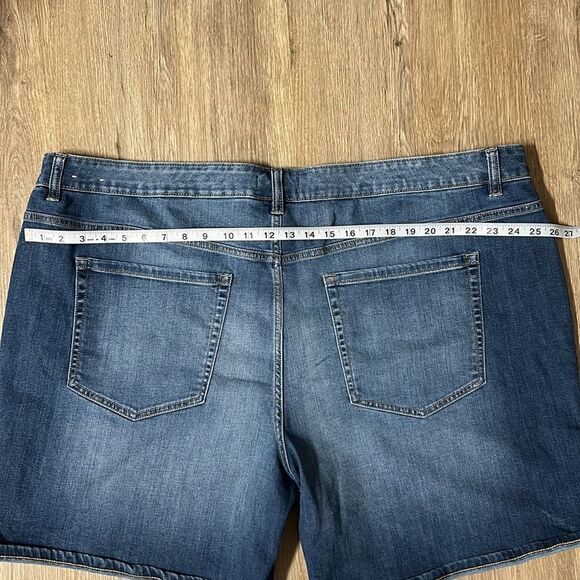 LANE BRYANT Mid-Rise Girlfriend Jean Shorts - Picture 6 of 6